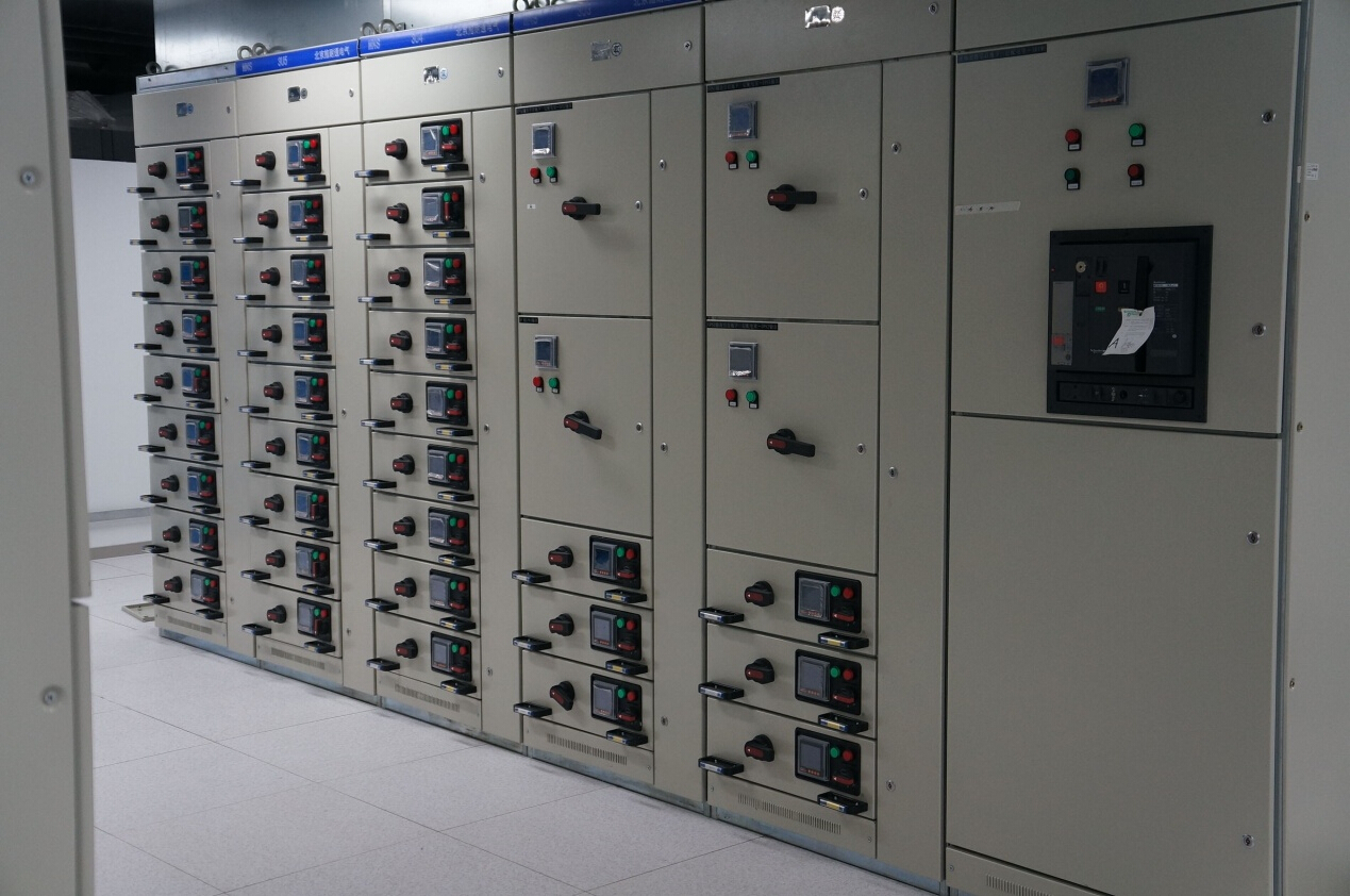 采用(yong)雙路市(shi)電(dian)、UPS、确保機(jī)房設(shè)備(bei)穩定運行